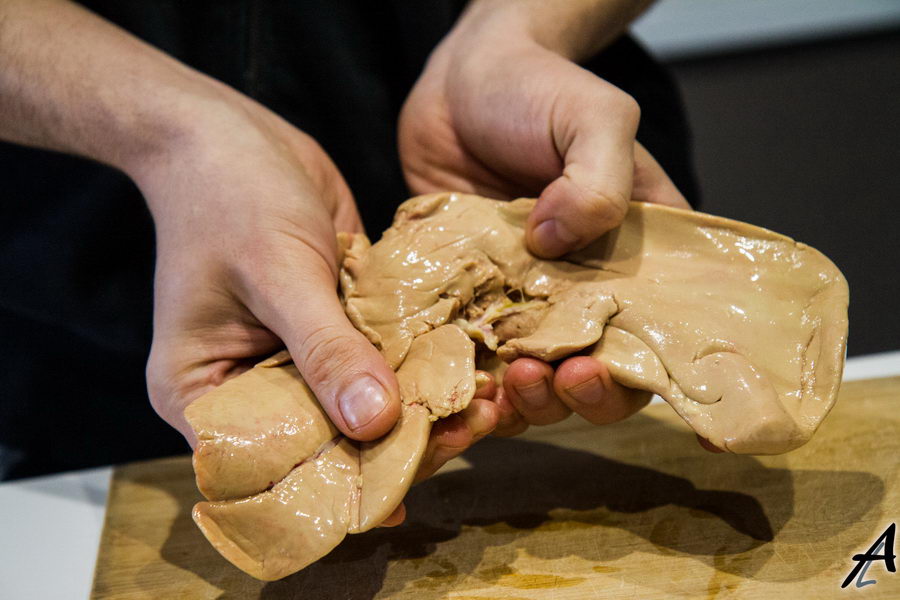 Séparer les lobes de foie gras